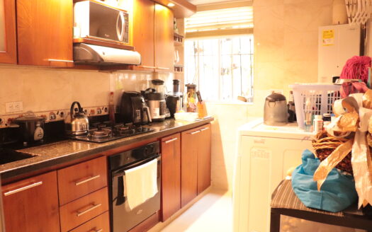 Venta de bonita casa  con acceso a  la avenida las palmas