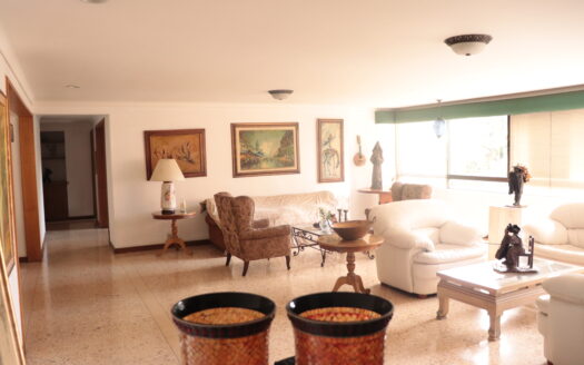 ARRIENDO AGRADABLE APARTAMENTO DE 220 METROS  EN EL POBLADO